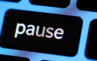 如何在Windows系统中用C语言实现暂停程序的功能？